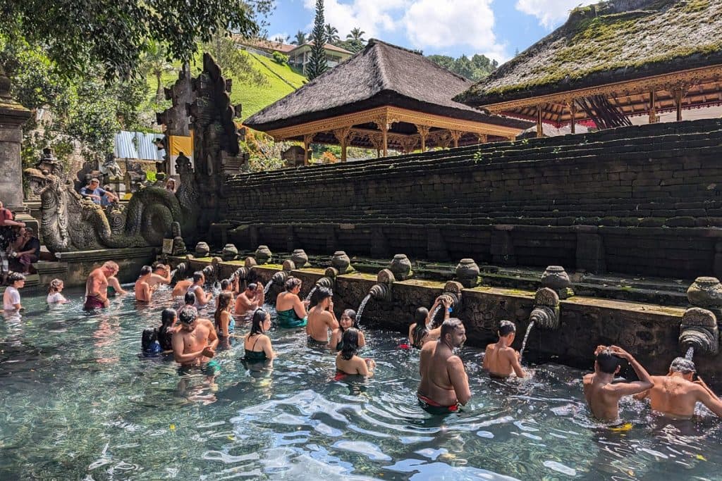 tempat melukat di pura tirta empul