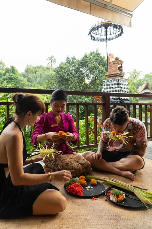 Making canang sari